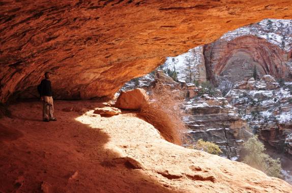 Reentrância na rocha ao lado de trilha no Zion National Park, em Utah, nos Estados Unidos